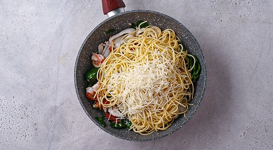 Паста с морепродуктами, шпинатом и вялеными томатами: шаг 6