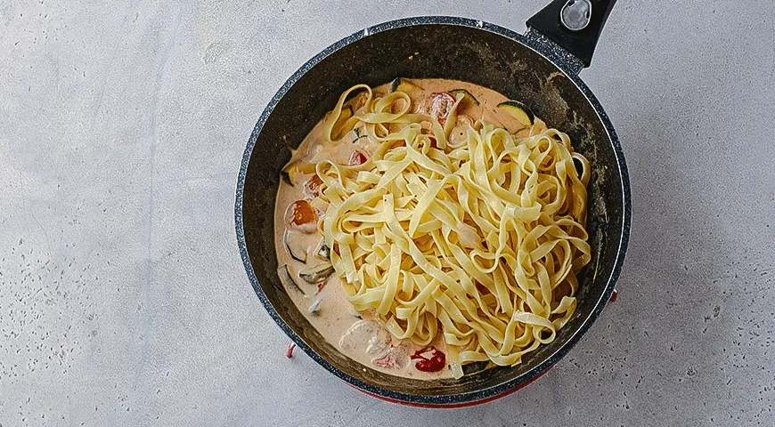 Паста с овощами и чипсами из салями: шаг 6