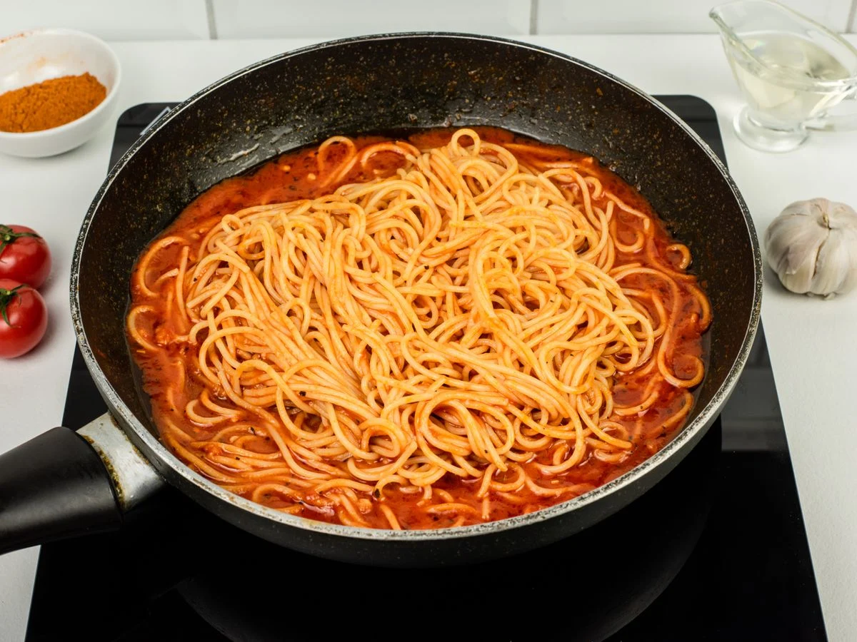 Шаг 6: Паста в томатно-чесночном соусе