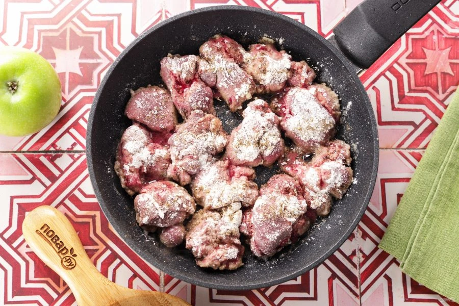Шаг 6: Печень с луком и яблоками