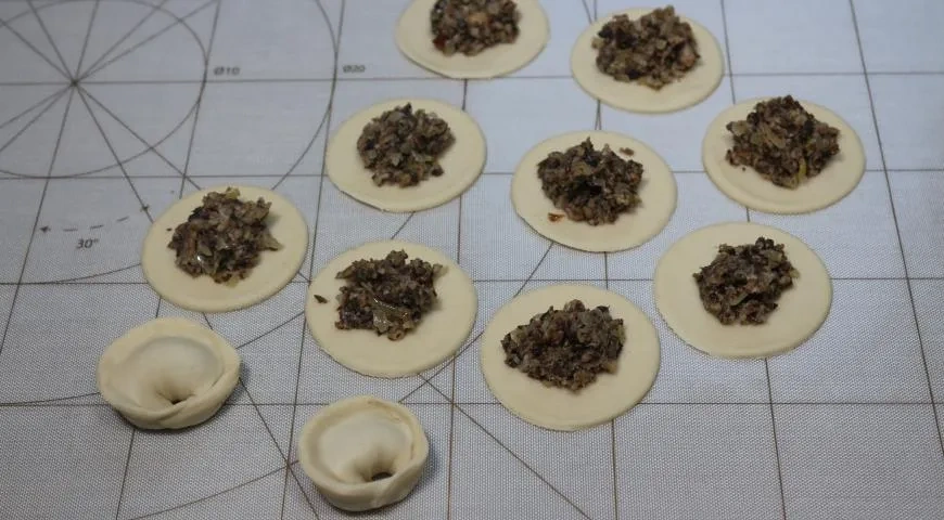 Пельмени с грибной начинкой: шаг 6