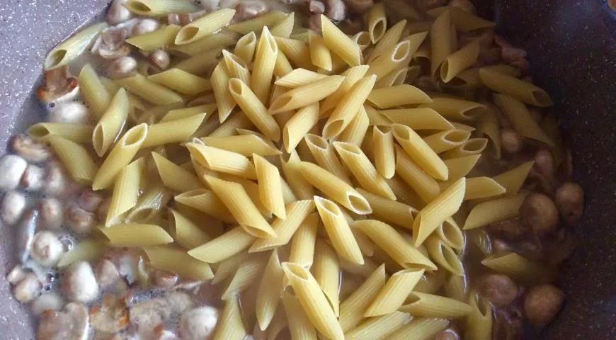 Пенне с беконом в сливочном соусе: шаг 6