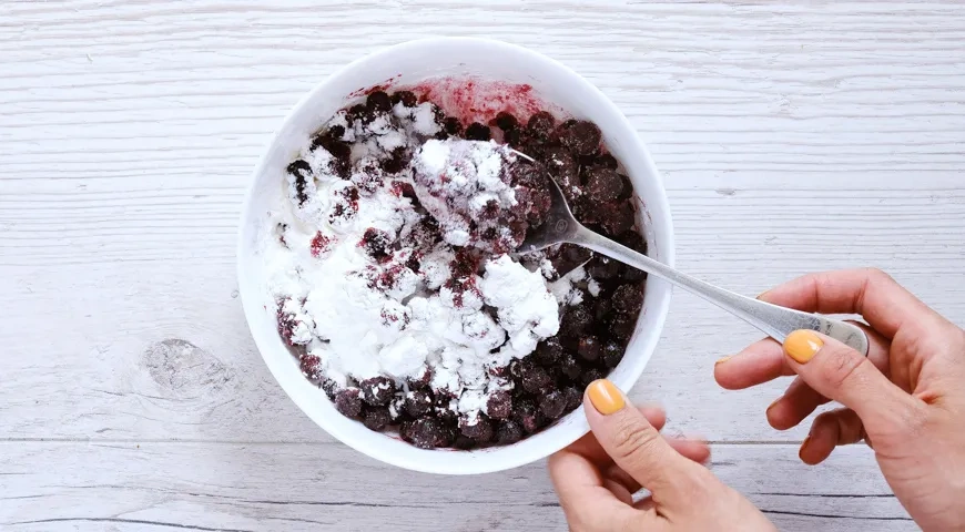 Песочный пирог с черной смородиной: шаг 6