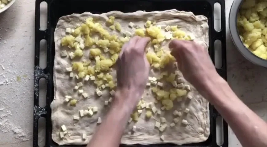 Пицца на противне с картофелем и сыром: шаг 6