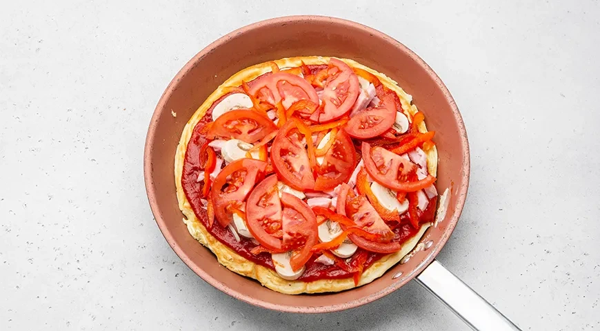 Пицца на сметане на сковороде: шаг 6