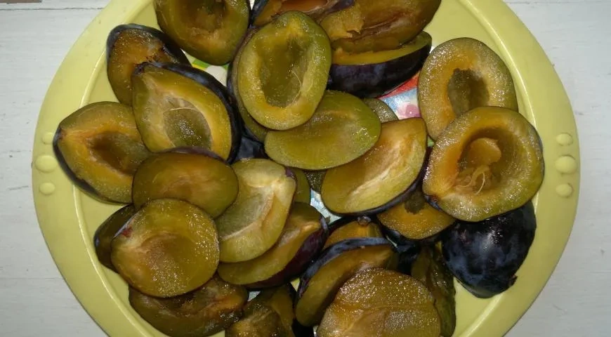 Пирог из творожного теста со сливами и ореховой карамелью: шаг 6