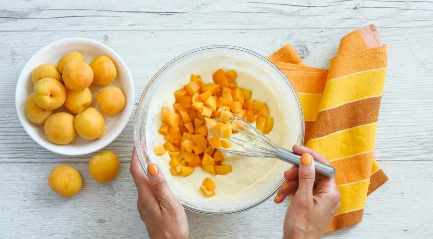 Пирог с абрикосами на кефире: шаг 6