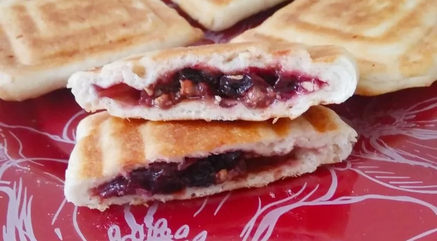 Пирожки с вишней, шоколадом и вишнёвым джемом Махеевъ к 14 февраля: шаг 6