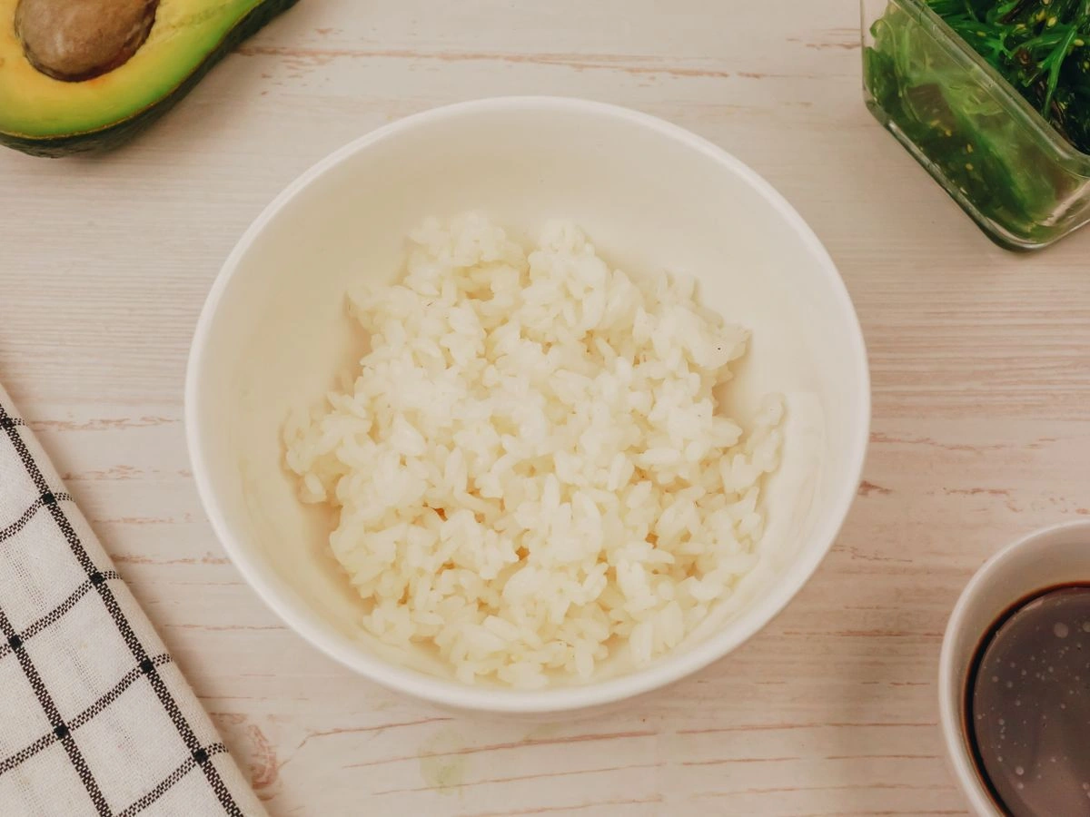 Шаг 6: Поке с креветками в соусе свит чили