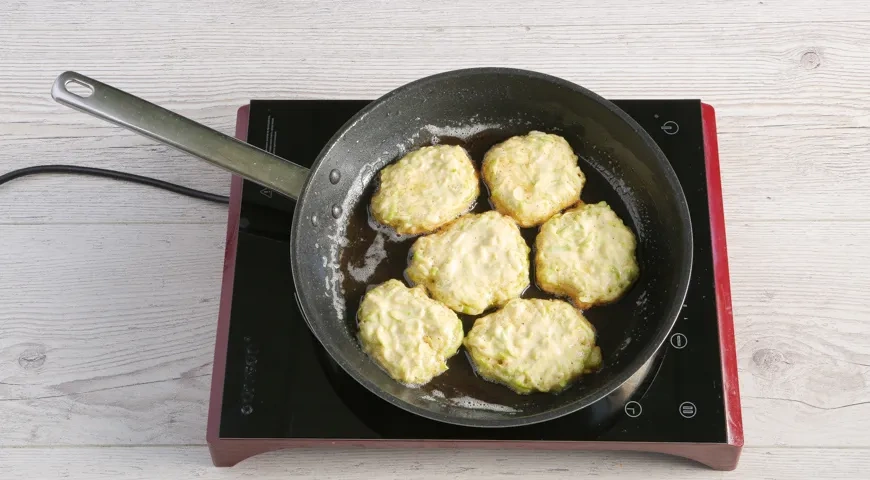 Простые оладьи из кабачков: шаг 6