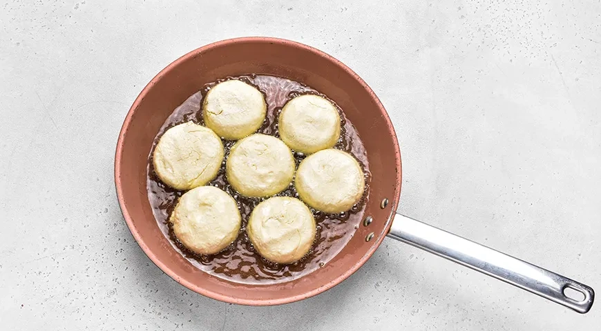 Пышные сырники на сковороде: шаг 6