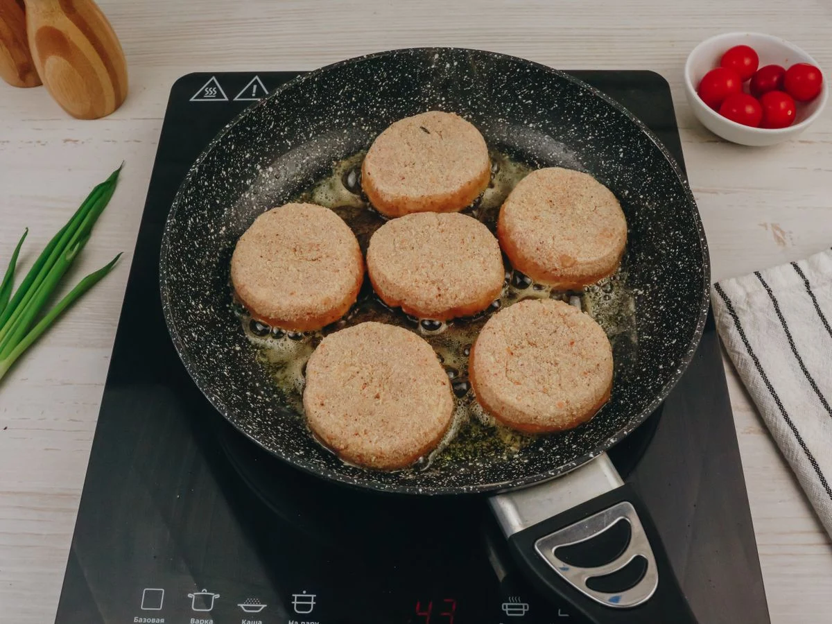 Шаг 6: Пюре с куриными котлетами и квашенной капустой