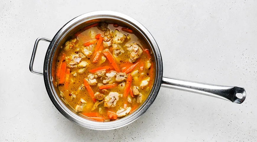 Рассыпчатый плов с курицей на сковороде: шаг 6