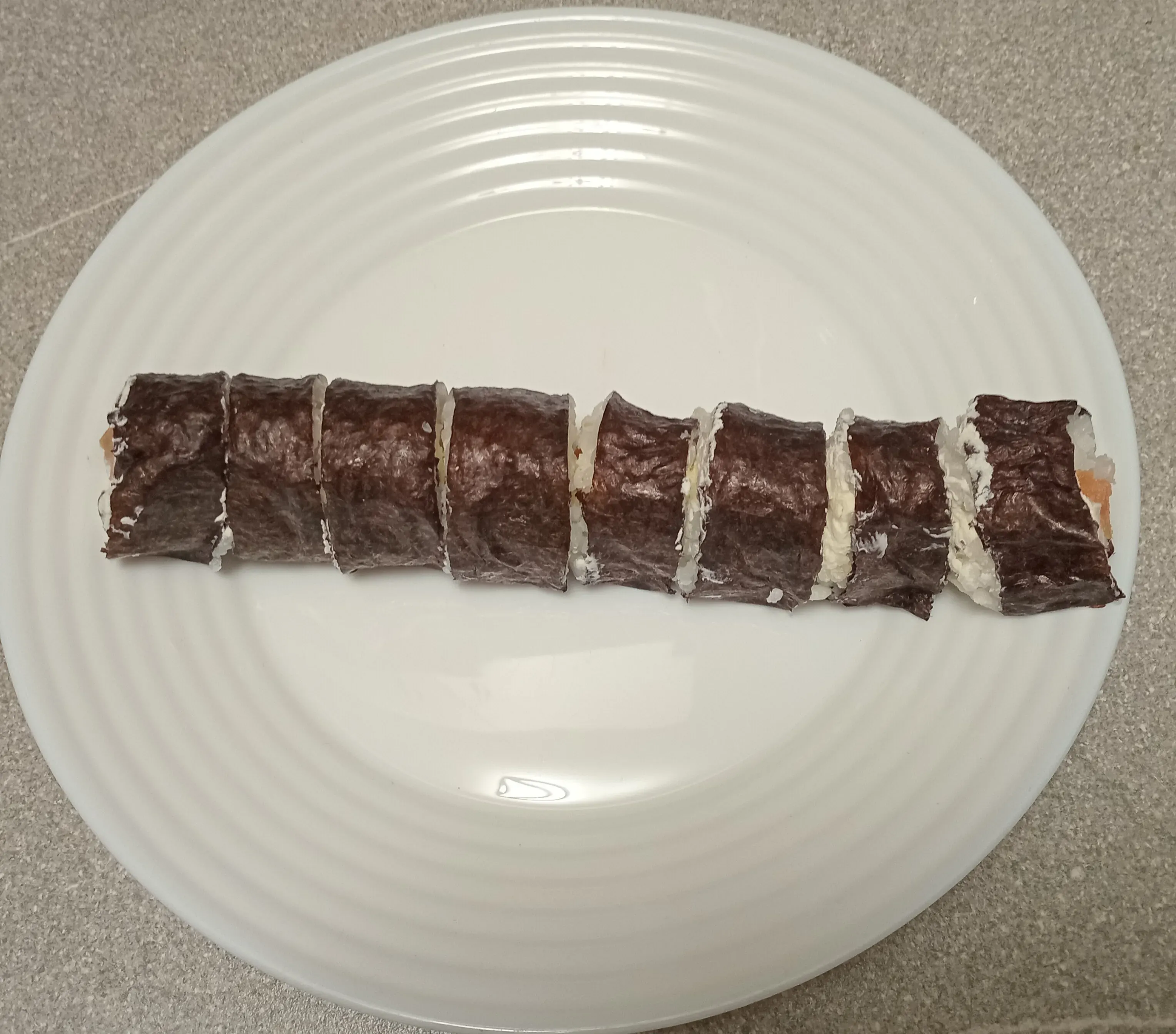 Роллы с лососем и огурцом: шаг 6