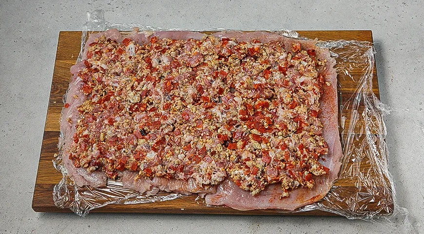 Рулет из индейки с колбасками: шаг 6