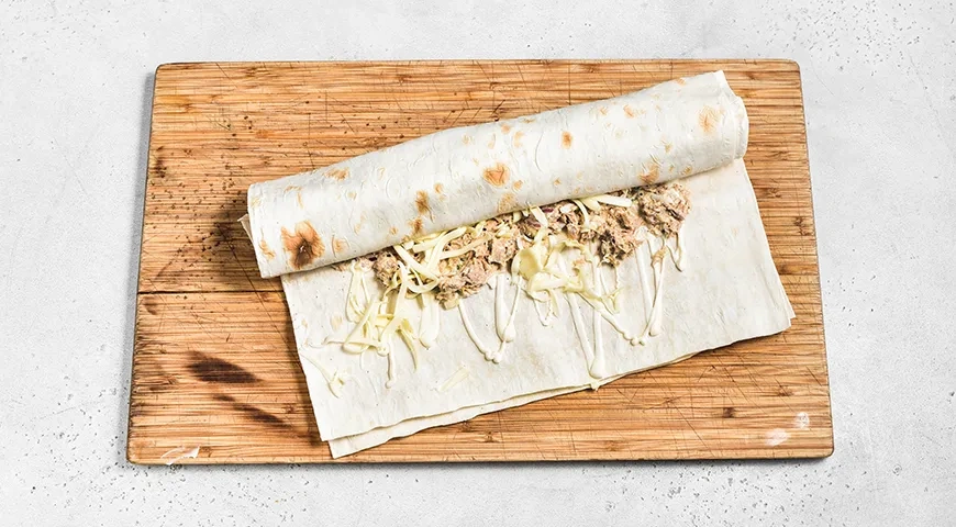 Рулет из лаваша с тунцом и яйцом: шаг 6