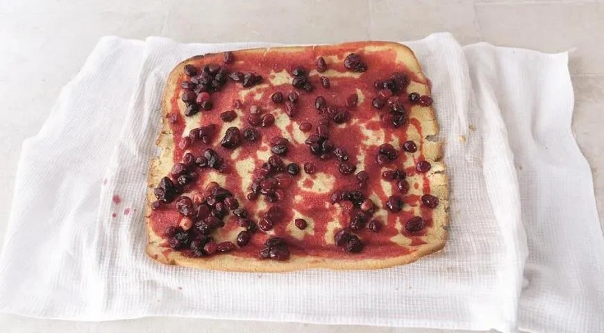 Рулет с клюквой и апельсиновым маскарпоне: шаг 6