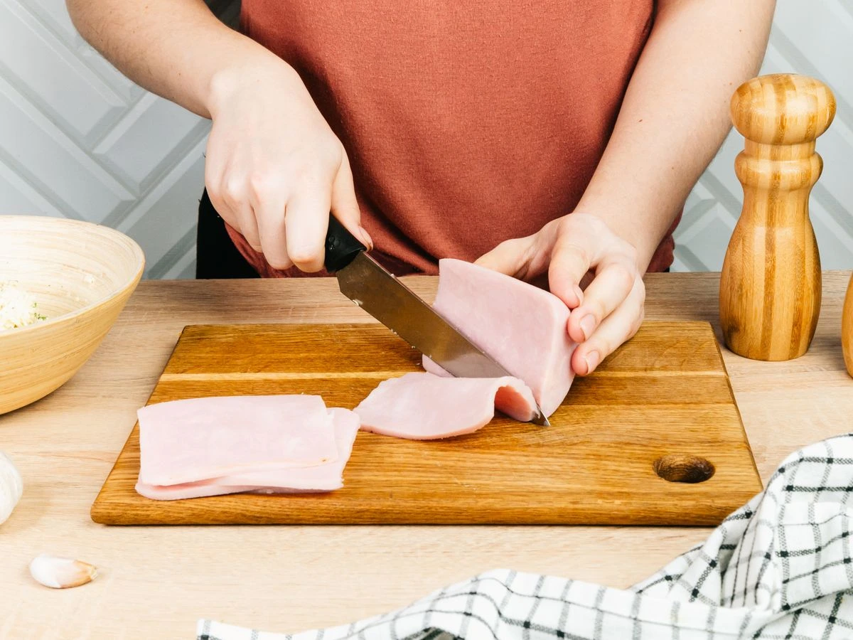 Шаг 6: Рулетики из ветчины с сыром