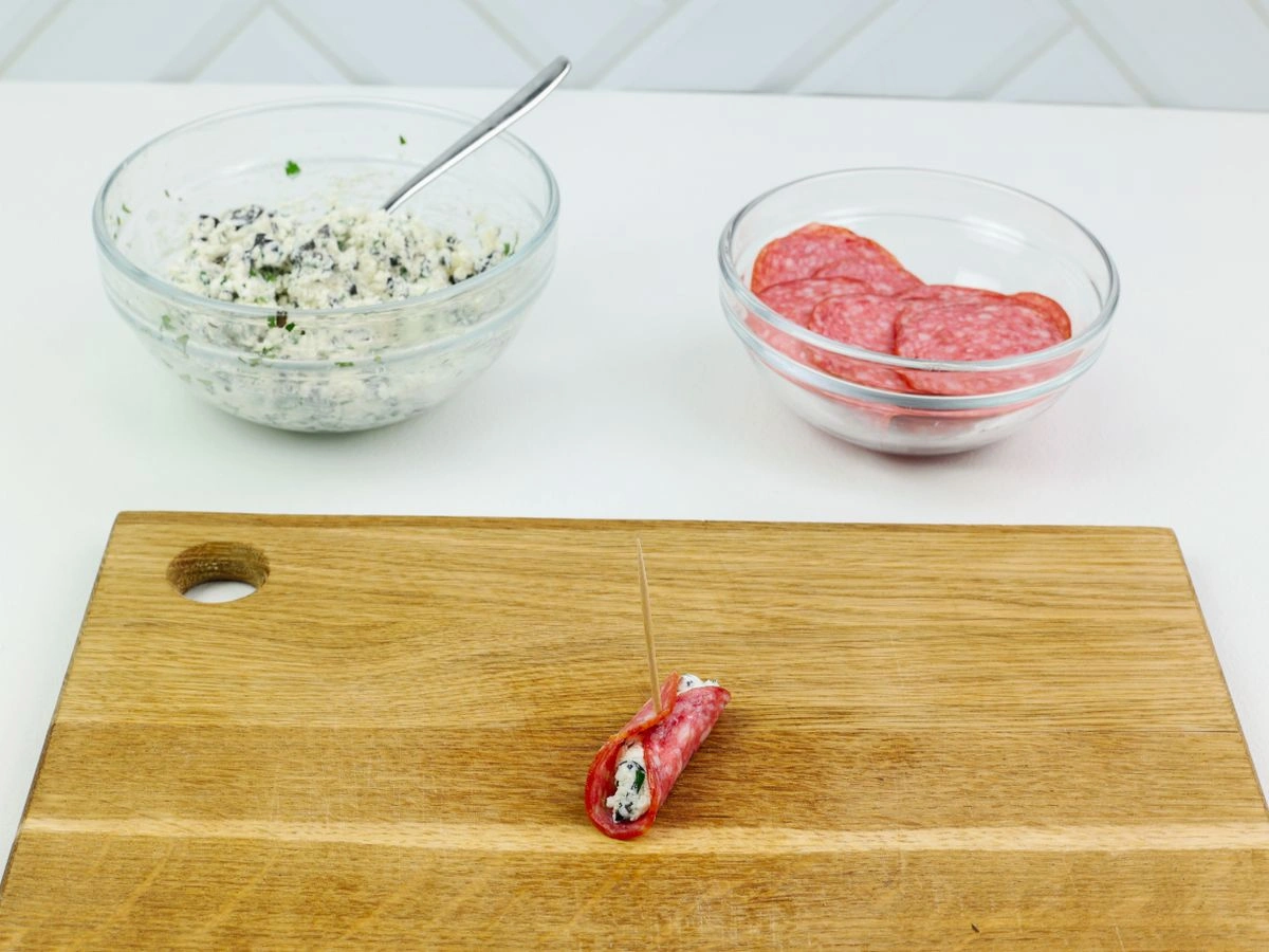 Шаг 6: Рулетики с сыром и маслинами