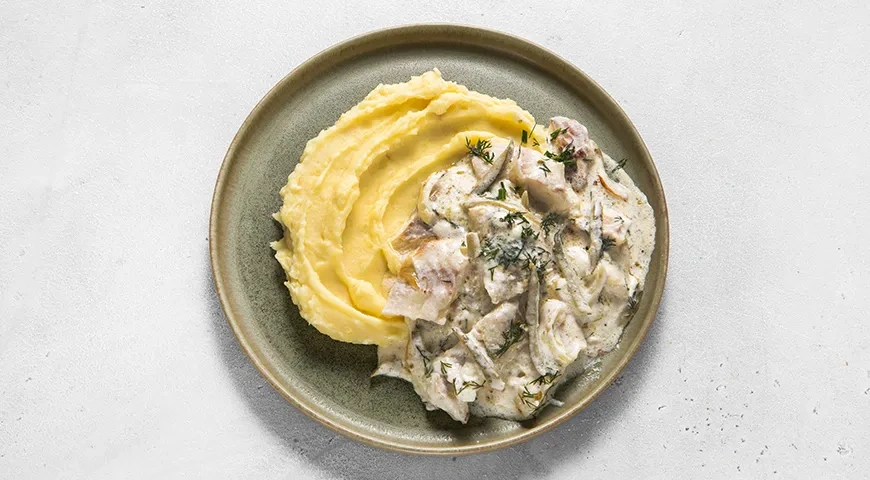 Рыба в сметанном соусе с солеными огурцами: шаг 6