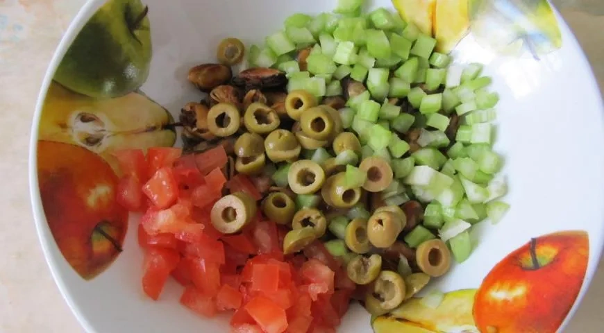 Салат из мидий с джемом Махеевъ к 14 февраля: шаг 6