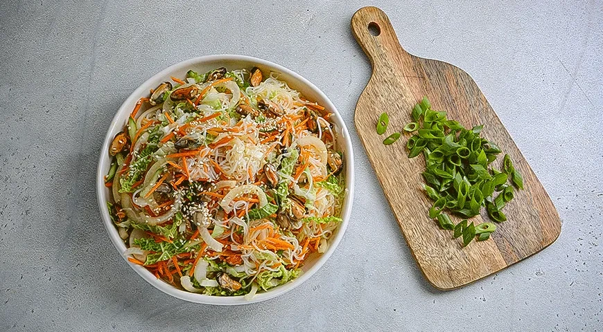 Салат из мидий с фунчозой: шаг 6