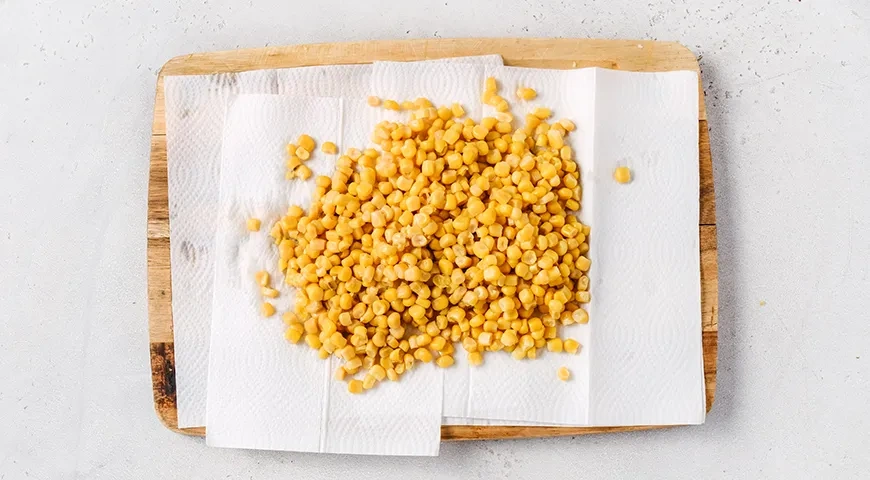 Салат из пекинской капусты с кукурузой, яйцом и огурцом: шаг 6