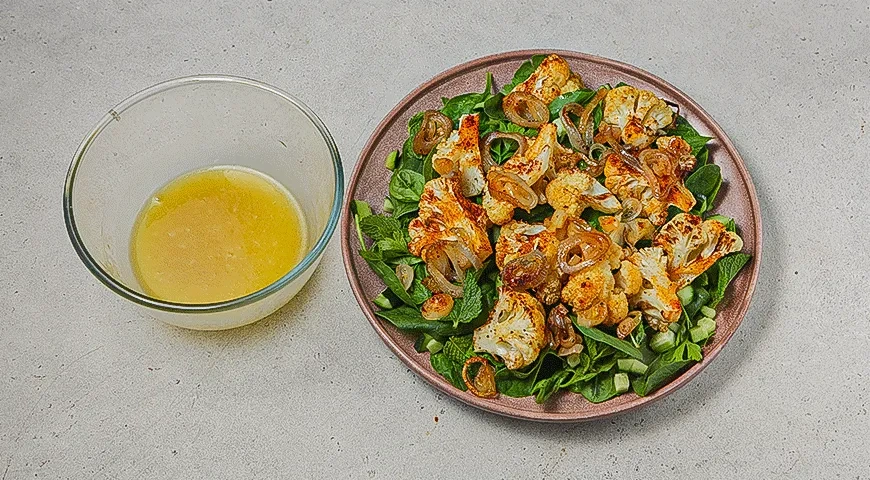 Салат из запеченной цветной капусты и огурцов: шаг 6