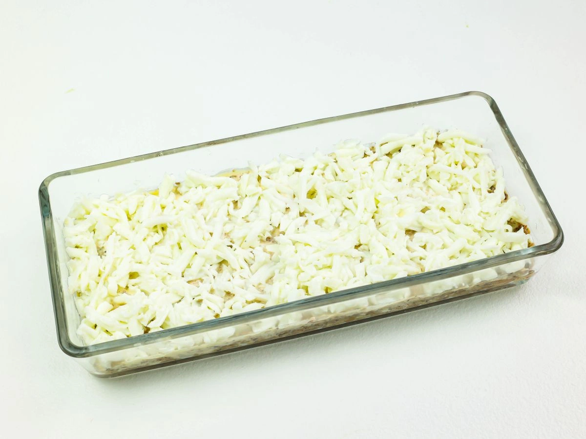 Шаг 6: Салат «Мимоза» с сайрой