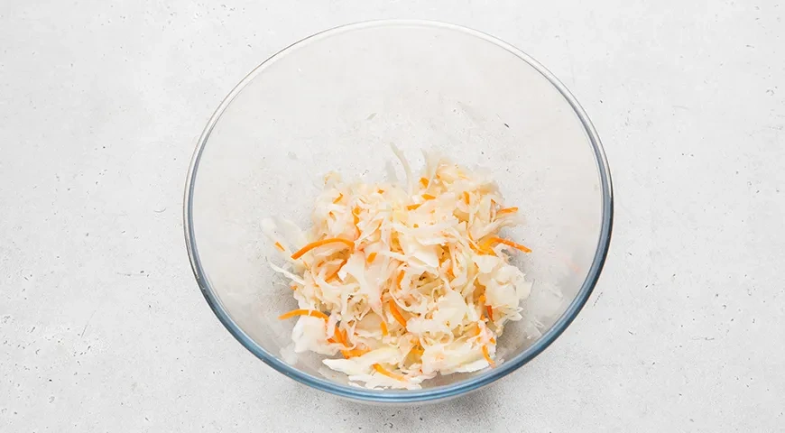 Салат Минский с грибами, квашеной капустой и картофелем: шаг 6