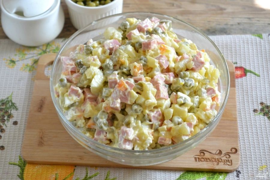 Шаг 6: Салат оливье классический с колбасой