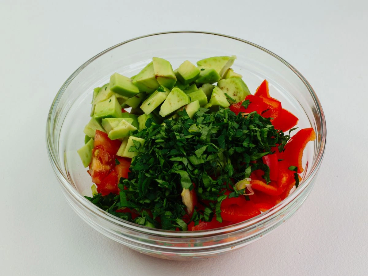 Шаг 6: Салат с авокадо и томатами