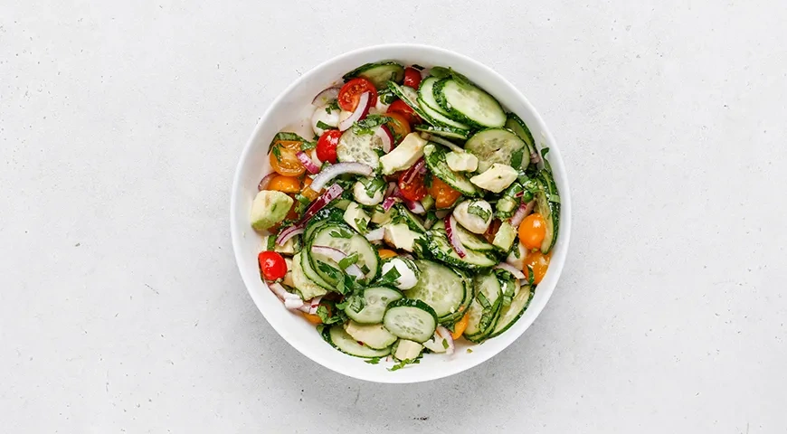 Салат с авокадо, помидорами, огурцами и моцареллой: шаг 6
