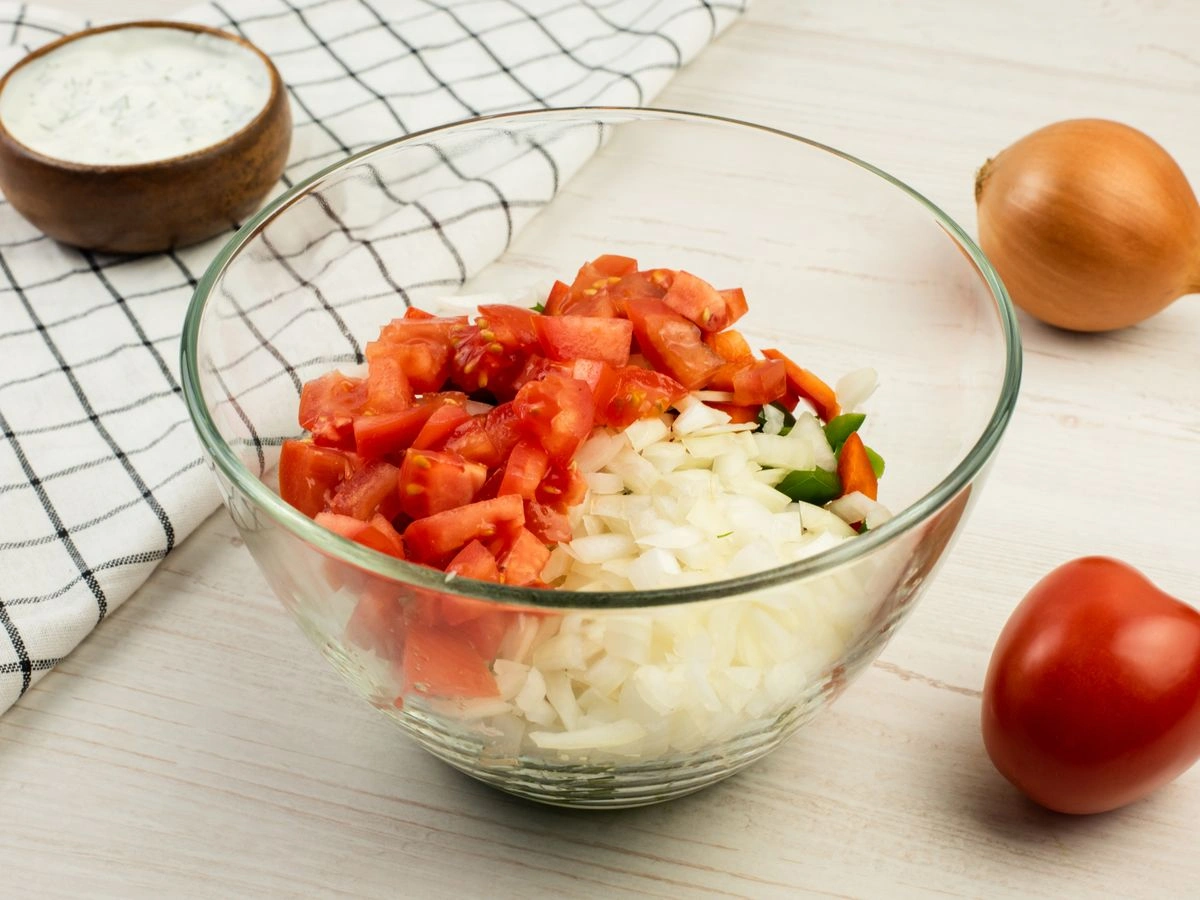 Шаг 6: Салат с болгарским перцем, помидорами и луком