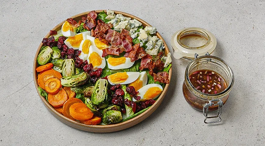 Салат с брюссельской капустой, яйцом и беконом: шаг 6