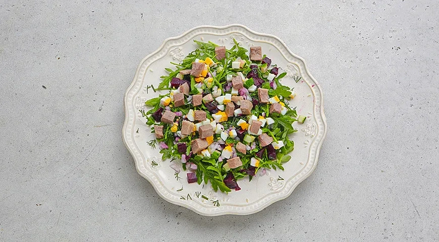 Салат с говяжьим языком, грибами и яйцами: шаг 6