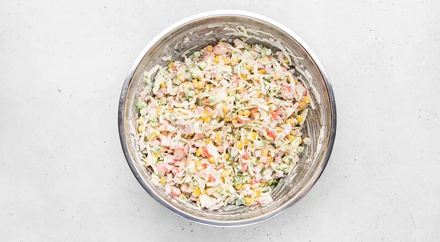 Салат с капустой, крабовыми палочками и колбасой: шаг 6