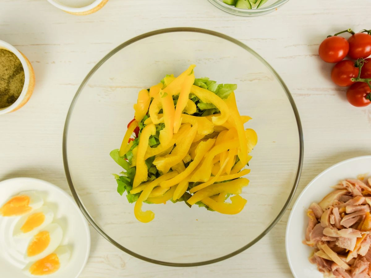 Шаг 6: Салат с копченой курицей, болгарским перцем и помидорами черри