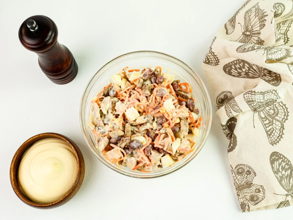 Шаг 6: Салат с корейской морковью, фасолью и копченой курицей