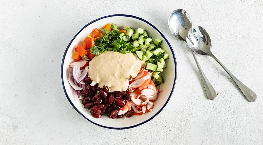 Салат с крабовыми палочками и фасолью: шаг 6