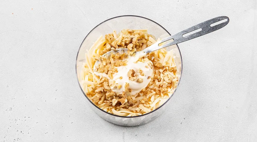 Салат с курицей, ананасом и сыром: шаг 6