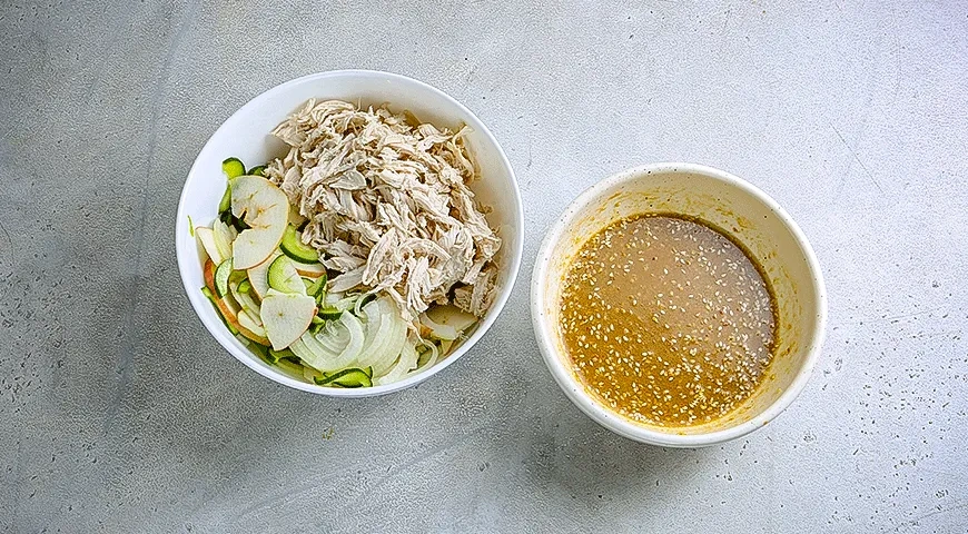 Салат с курицей, яблоком и огурцом: шаг 6