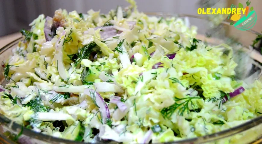 Салат с сельдью, пекинской капустой и огурцами: шаг 6