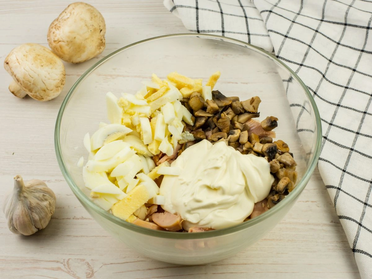 Шаг 6: Салат с шампиньонами и копчёной курицей