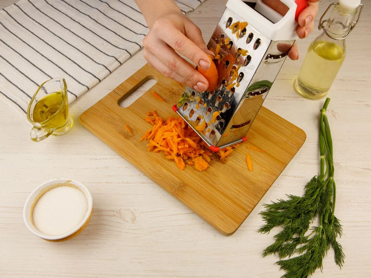 Шаг 6: Салат с шампиньонами и крабовыми палочками