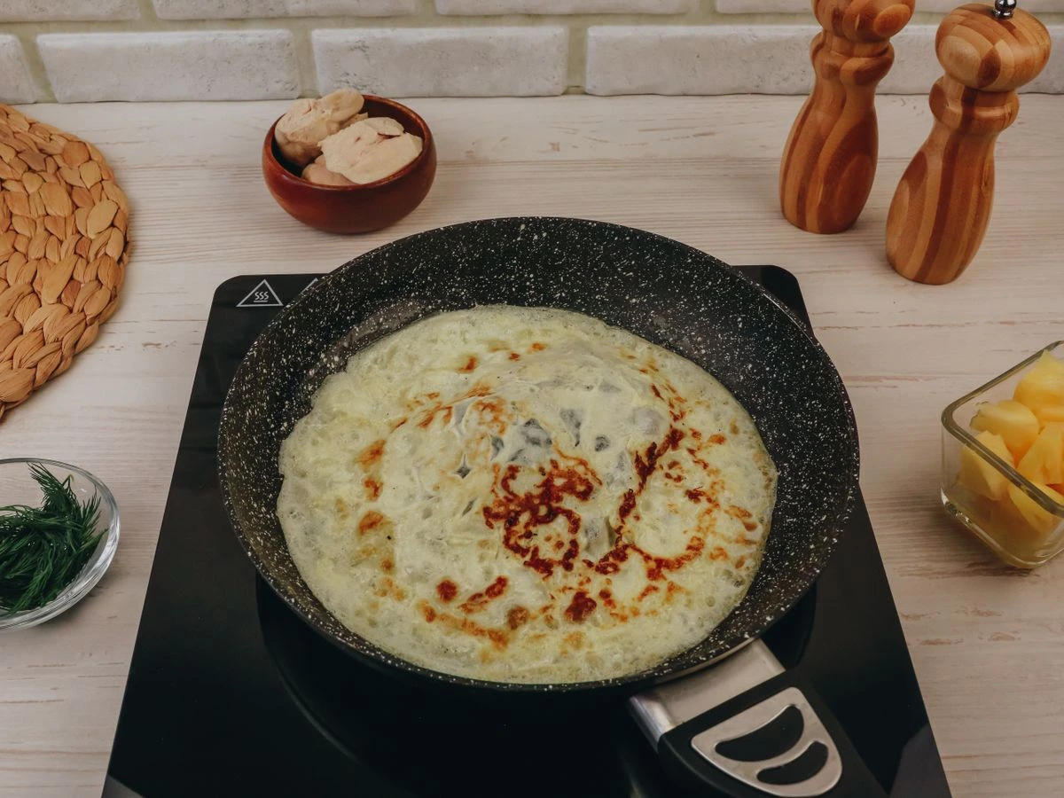 Шаг 6: Салат с яичными блинчиками, курицей и ананасом