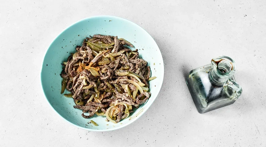 Салат «Шахтерский» с солеными огурцами и мясом: шаг 6