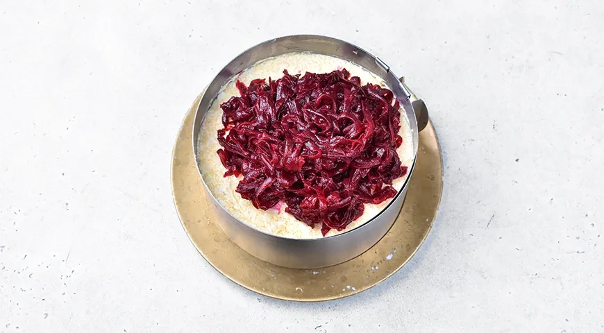 Селедка под шубой с икрой мойвы: шаг 6