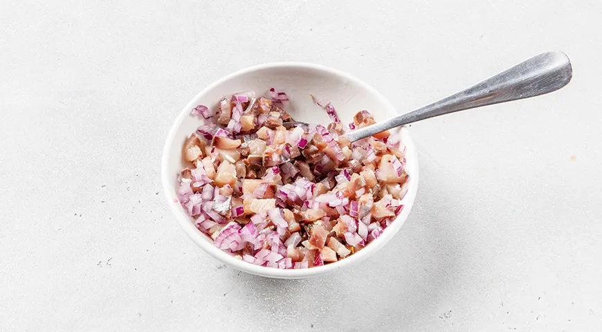 Селедка под шубой с орехами: шаг 6