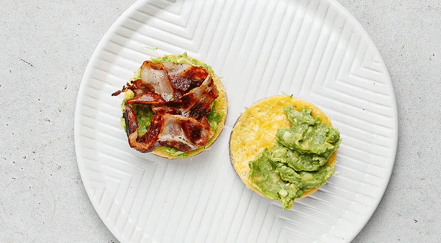 Сэндвич из яичницы с беконом и сыром: шаг 6